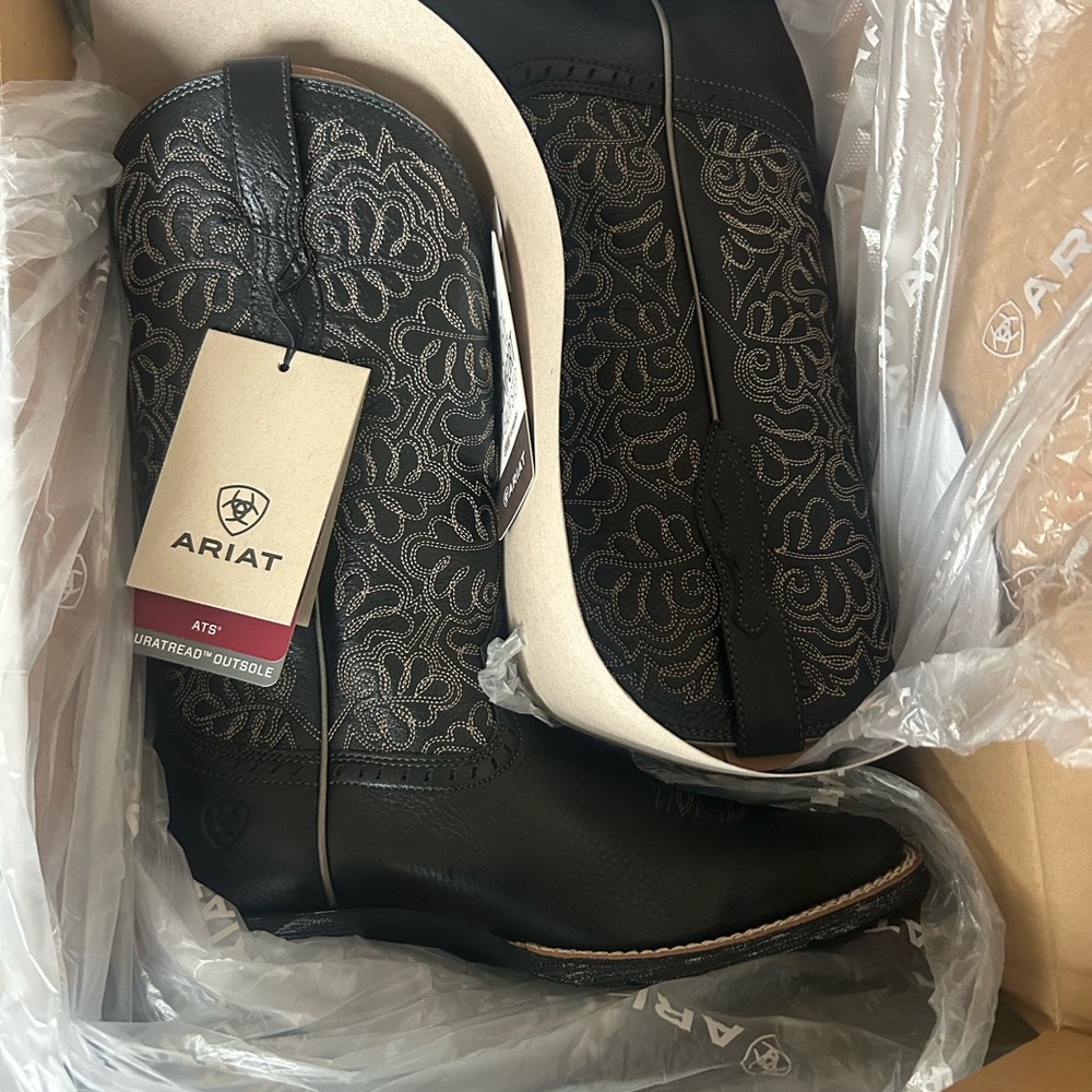 Ariat Women’s Black Leather RoundUp Remuda Wide Square Toe Western Cowgirl Boots - Picture 3 of 10